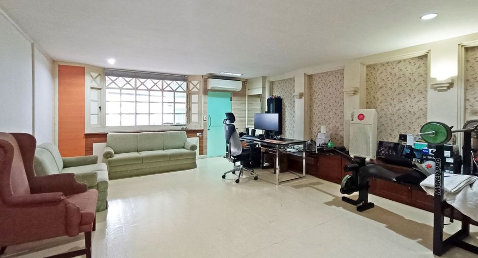 For sale 4 bedrooms condo in Khlong Toei, Bangkok