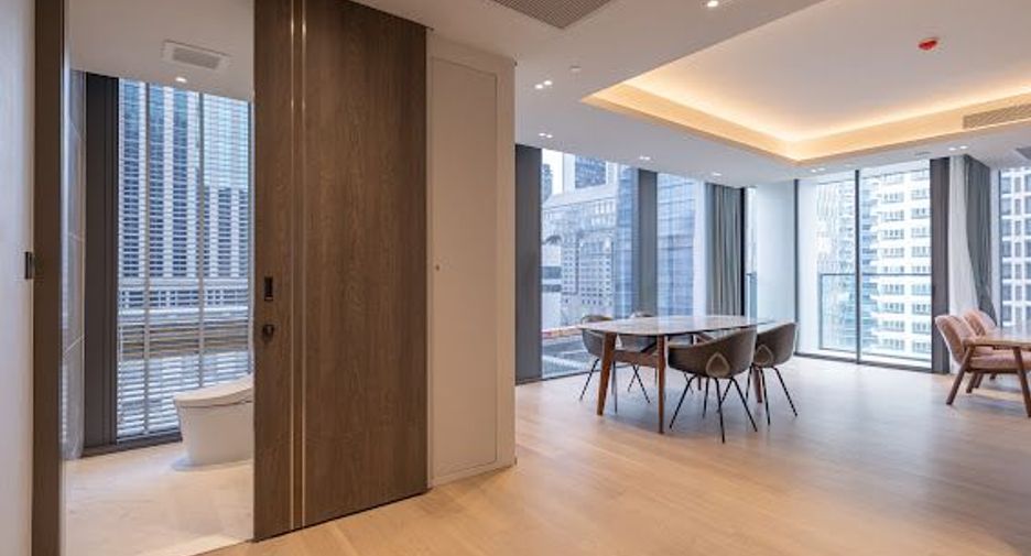 For rent 2 bedrooms condo in Pathum Wan, Bangkok