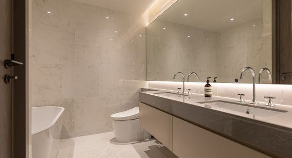 For rent 2 bedrooms condo in Pathum Wan, Bangkok
