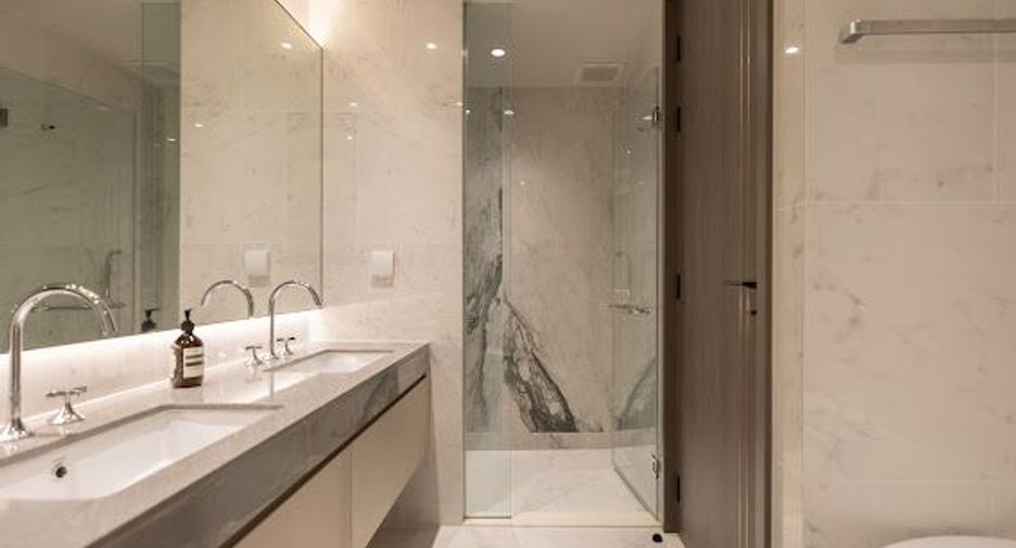 For rent 2 bedrooms condo in Pathum Wan, Bangkok