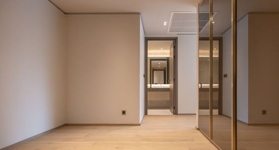 For rent 2 bedrooms condo in Pathum Wan, Bangkok