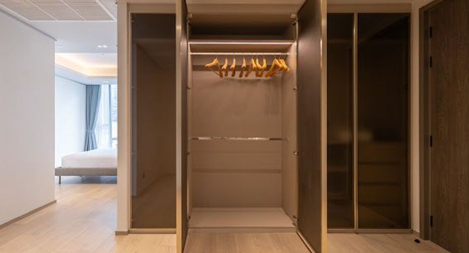 For rent 2 bedrooms condo in Pathum Wan, Bangkok