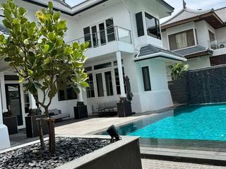 For rent 4 bedrooms villa in Watthana, Bangkok