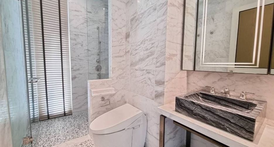For rent 2 bedrooms condo in Khlong San, Bangkok