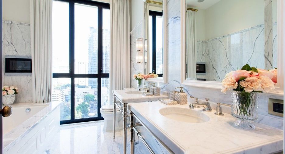 For sale 2 bedrooms condo in Pathum Wan, Bangkok