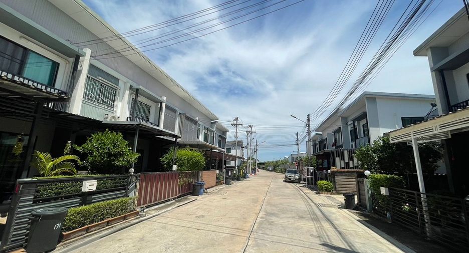 For sale 3 bedrooms townhouse in Mueang Pathum Thani, Pathum Thani