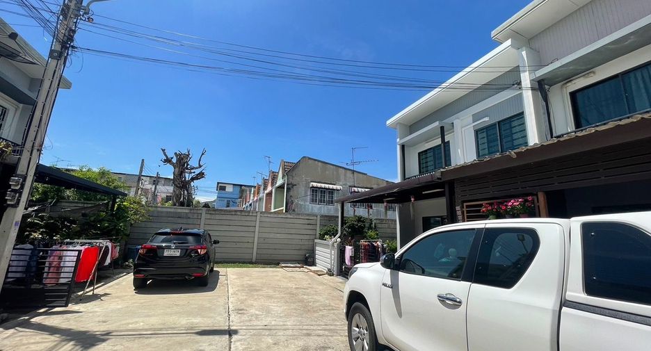 For sale 3 bedrooms townhouse in Mueang Pathum Thani, Pathum Thani