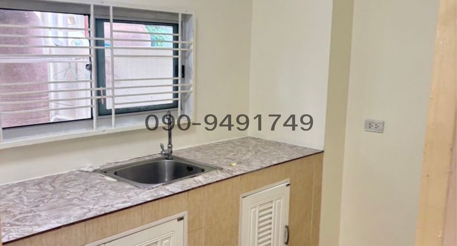 For rent 3 bedrooms townhouse in Lat Krabang, Bangkok