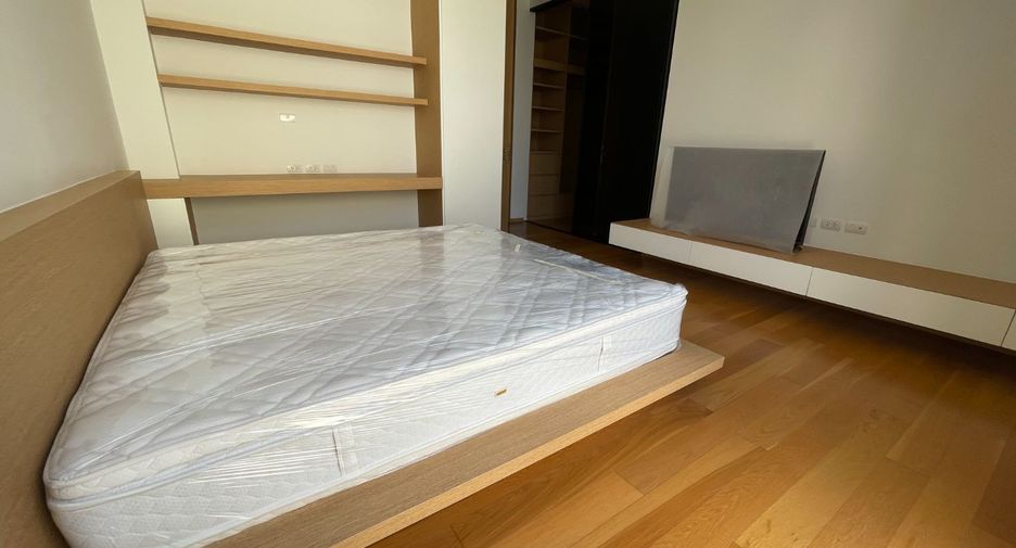 For rent studio condo in Khlong Toei, Bangkok