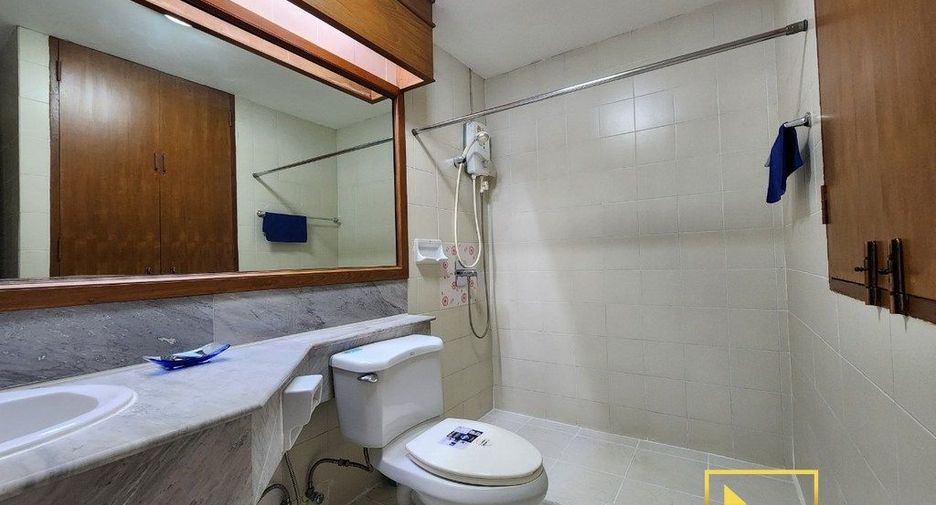 For rent 3 bedrooms condo in Watthana, Bangkok