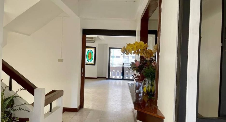 For rent 8 bedrooms office in Khlong Toei, Bangkok
