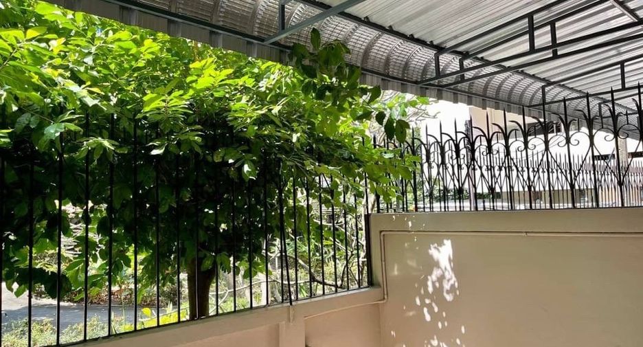 For rent 8 bedrooms office in Khlong Toei, Bangkok