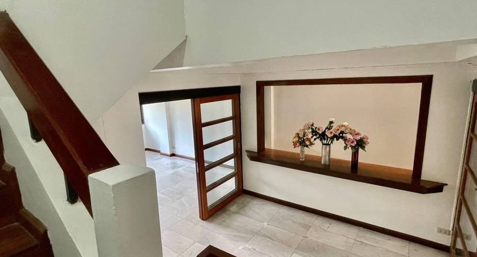 For rent 8 bedrooms office in Khlong Toei, Bangkok