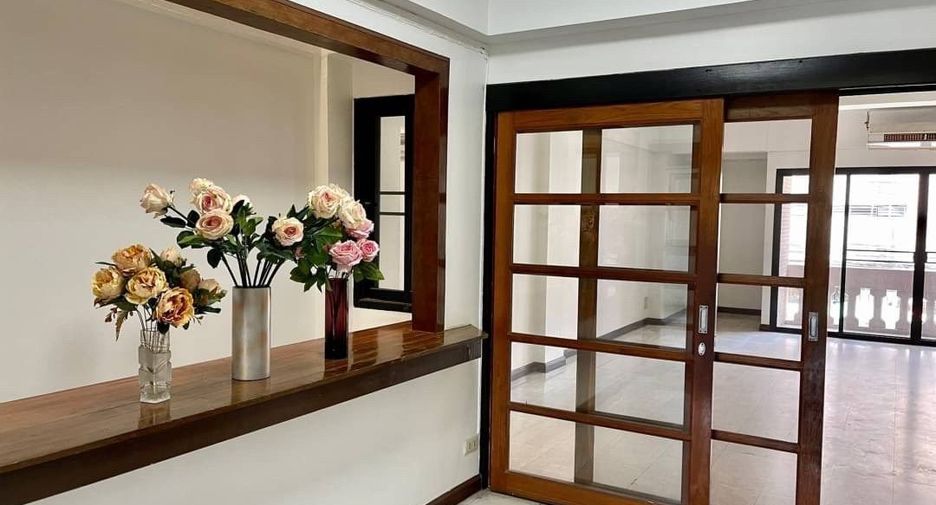 For rent 8 bedrooms office in Khlong Toei, Bangkok