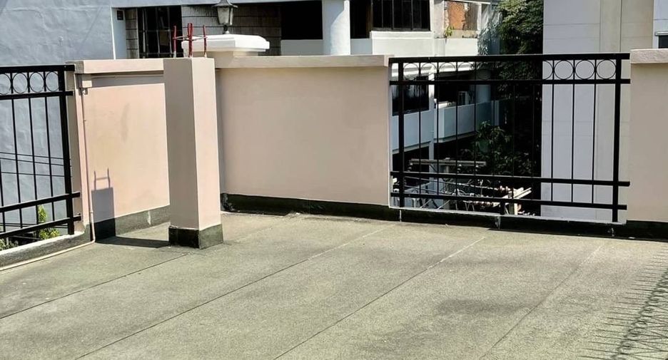 For rent 8 bedrooms office in Khlong Toei, Bangkok