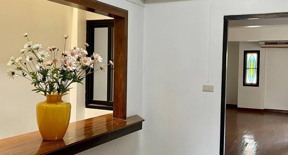 For rent 8 bedrooms office in Khlong Toei, Bangkok