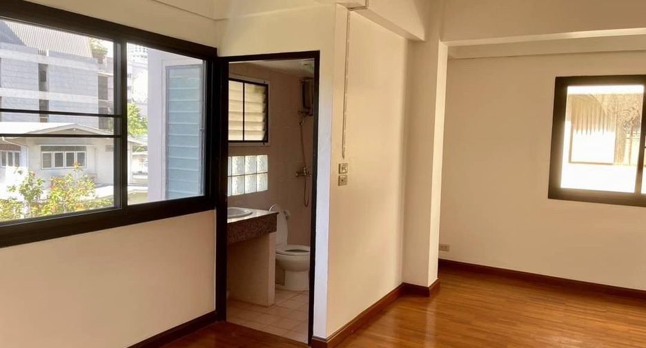 For rent 8 bedrooms office in Khlong Toei, Bangkok