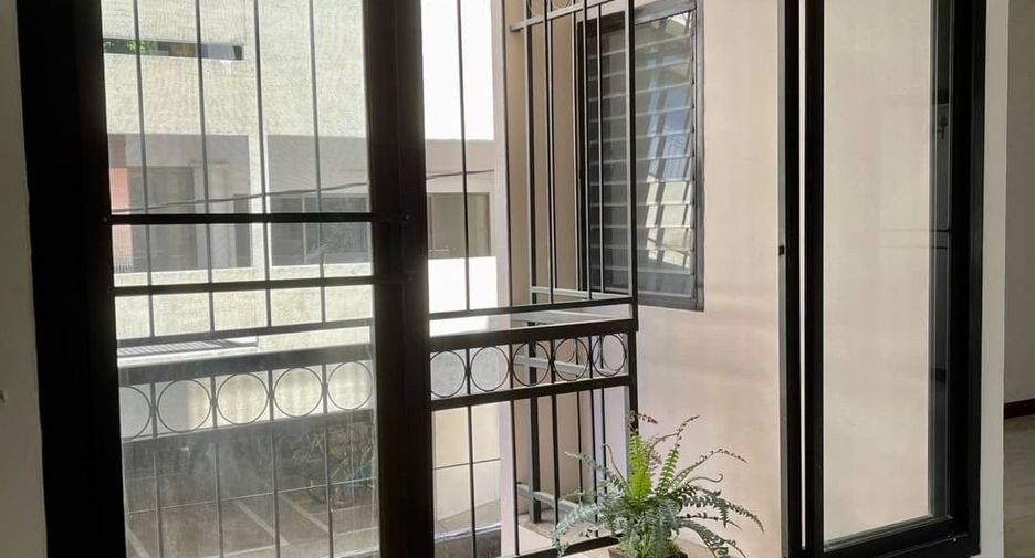For rent 8 bedrooms office in Khlong Toei, Bangkok