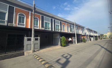 For rent 3 bedrooms townhouse in Lat Krabang, Bangkok