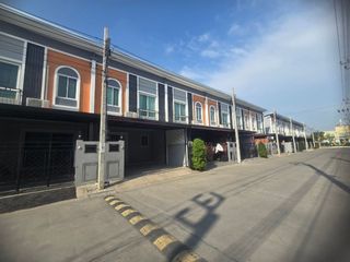 For rent 3 bedrooms townhouse in Lat Krabang, Bangkok