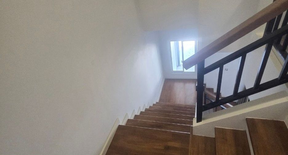 Аренда 3 спальни таунхаус в Лат Крабанг, Бангкок