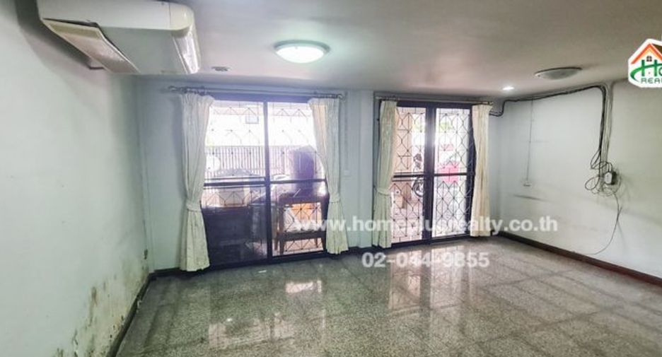 For sale 3 bedrooms townhouse in Phaya Thai, Bangkok