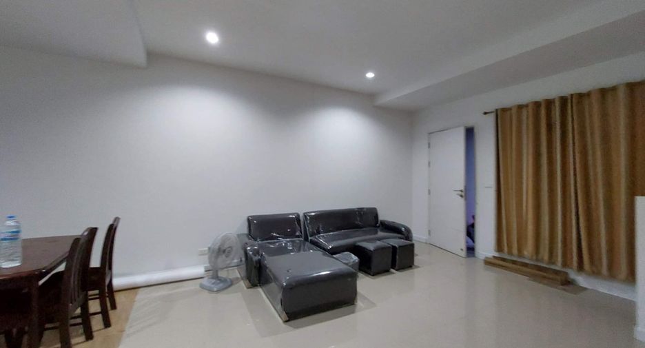 For rent 2 bedrooms townhouse in Mueang Pathum Thani, Pathum Thani
