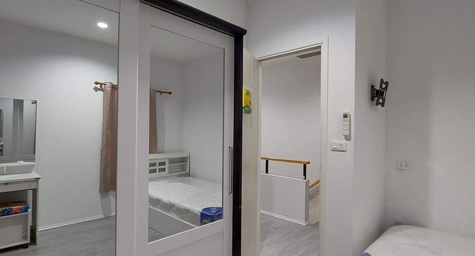 For rent 2 bedrooms townhouse in Mueang Pathum Thani, Pathum Thani