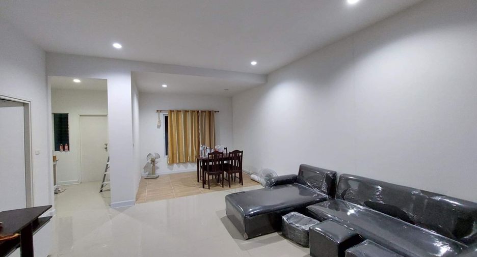 For rent 2 bedrooms townhouse in Mueang Pathum Thani, Pathum Thani