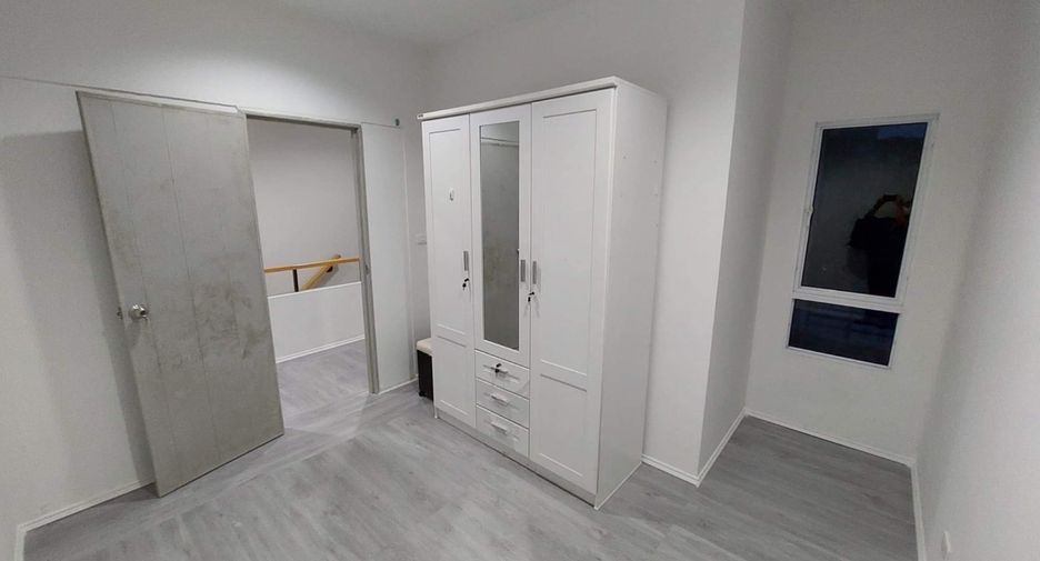 For rent 2 bedrooms townhouse in Mueang Pathum Thani, Pathum Thani