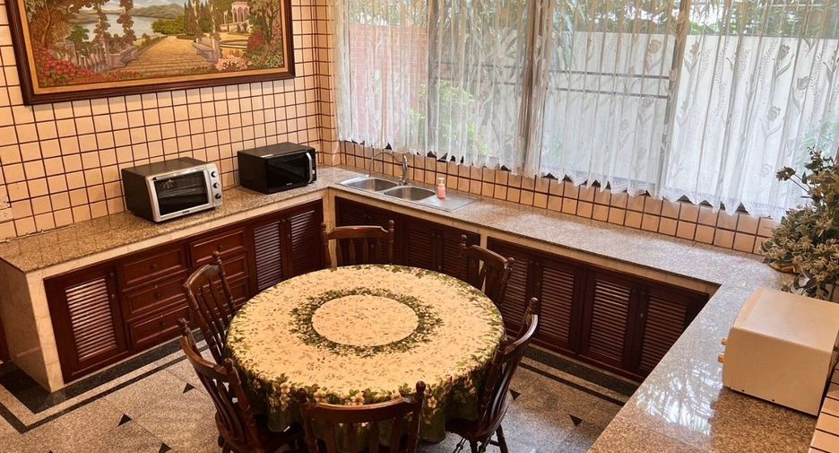 For rent 4 bedrooms condo in Watthana, Bangkok