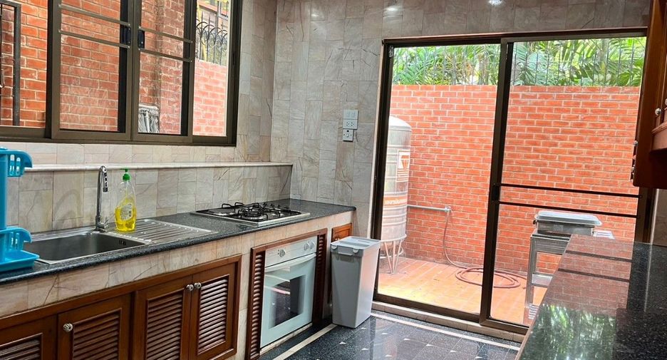For rent 4 bedrooms condo in Watthana, Bangkok