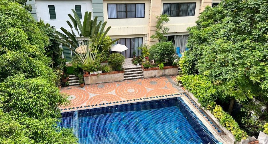 For rent 4 bedrooms condo in Watthana, Bangkok
