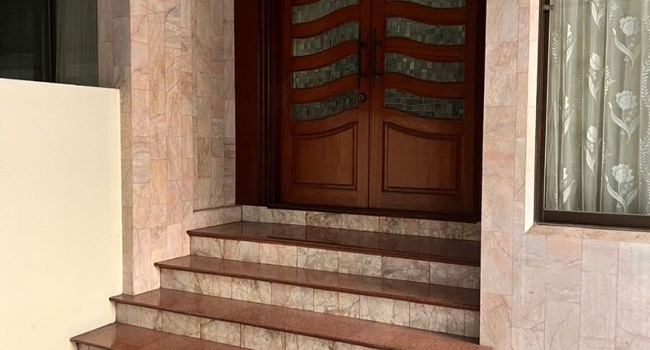 For rent 4 bedrooms condo in Watthana, Bangkok