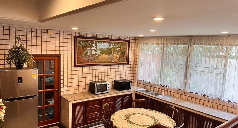 For rent 4 bedrooms condo in Watthana, Bangkok