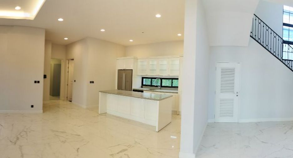 For sale 5 bedrooms house in Suan Luang, Bangkok