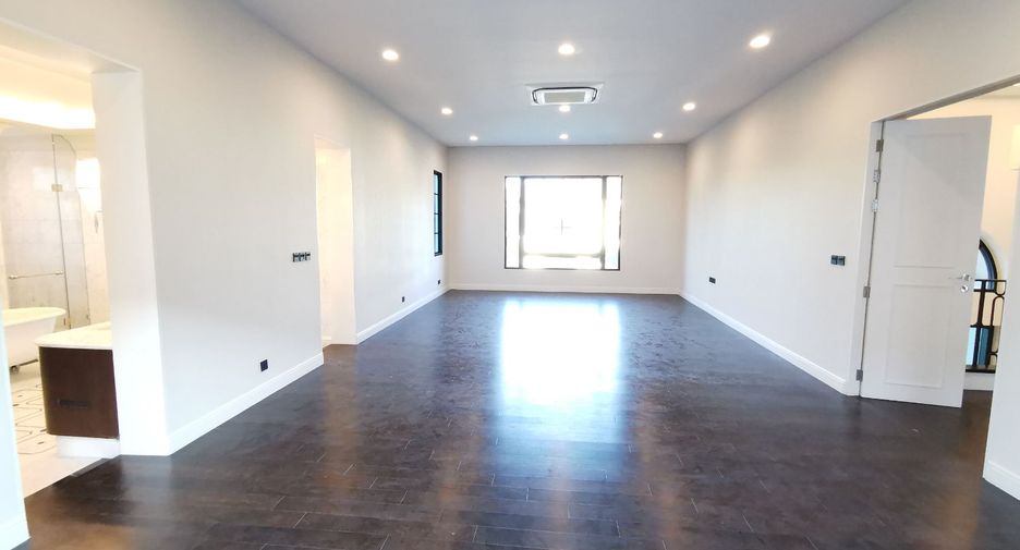 For sale 5 bedrooms house in Suan Luang, Bangkok
