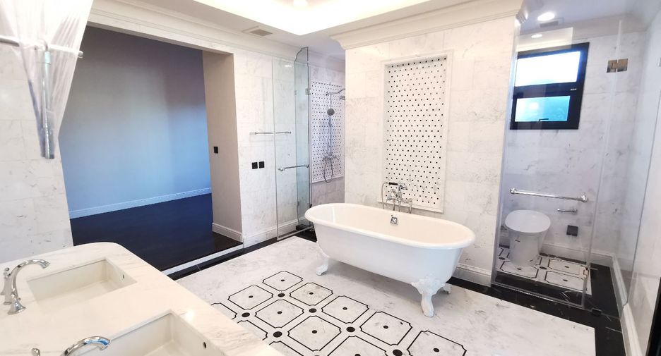 For sale 5 bedrooms house in Suan Luang, Bangkok