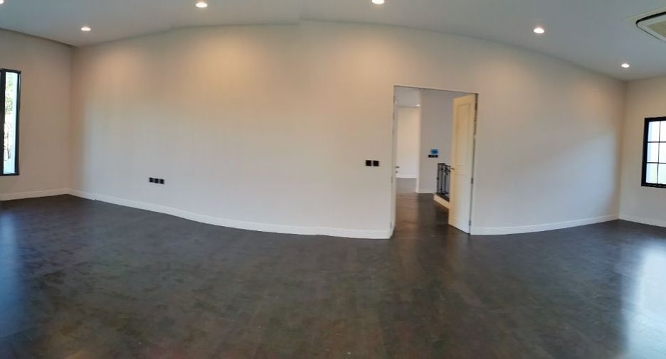 For sale 5 bedrooms house in Suan Luang, Bangkok