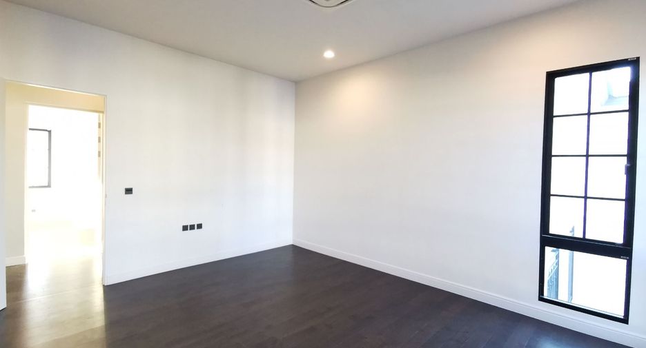 For sale 5 bedrooms house in Suan Luang, Bangkok