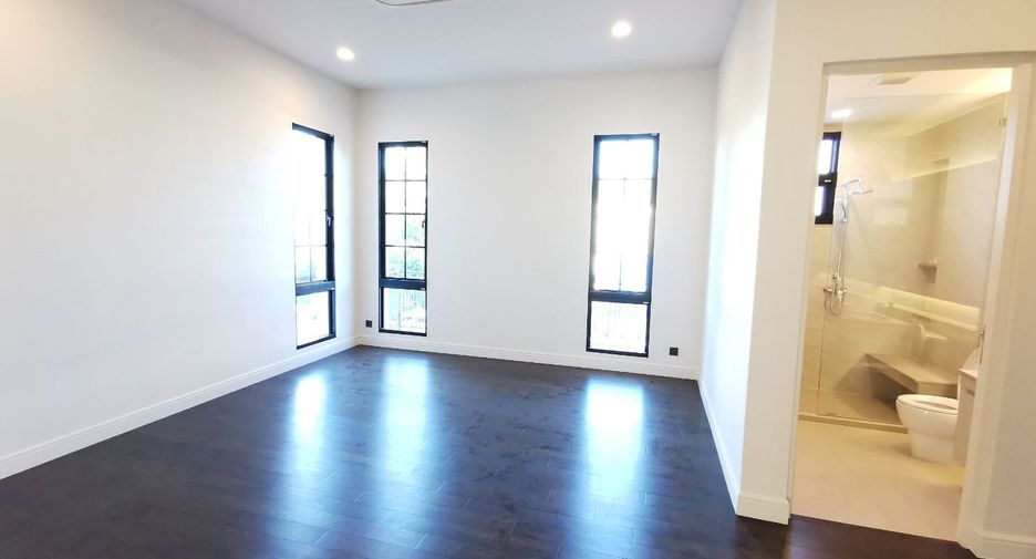 For sale 5 bedrooms house in Suan Luang, Bangkok