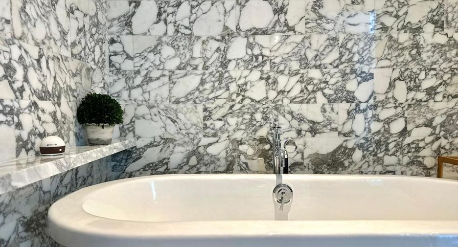 For sale 2 ベッドルーム apartment in Sathon, Bangkok