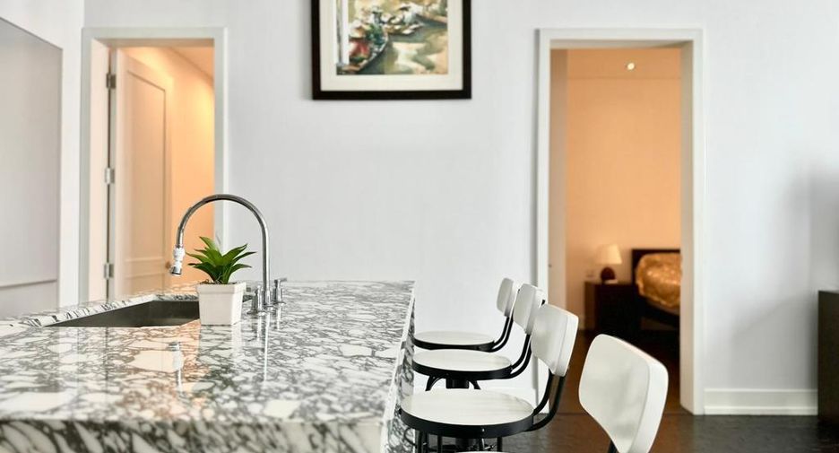 For sale 2 ベッドルーム apartment in Sathon, Bangkok