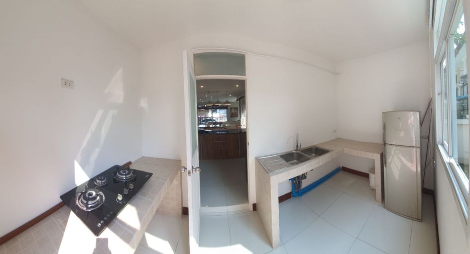 For rent 4 bedrooms house in Wang Thonglang, Bangkok