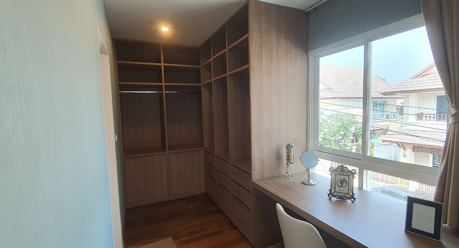 For rent 4 bedrooms house in Wang Thonglang, Bangkok
