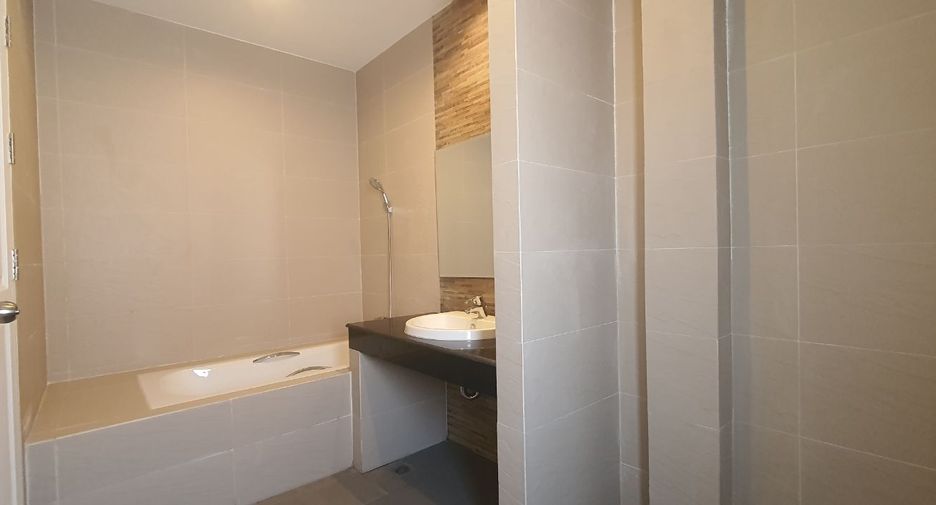 For rent 4 bedrooms house in Wang Thonglang, Bangkok