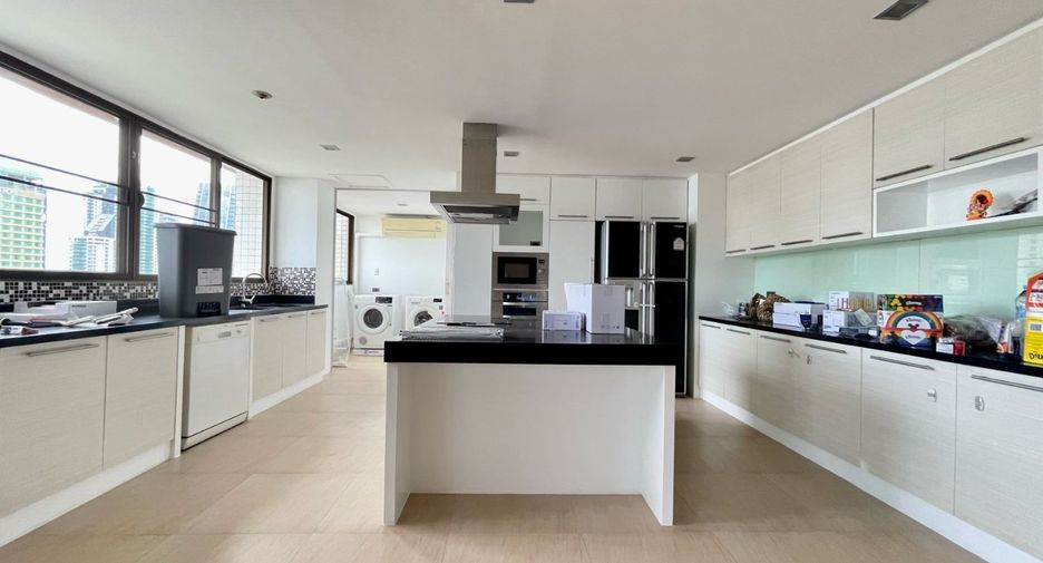 For rent 4 bedrooms apartment in Khlong Toei, Bangkok
