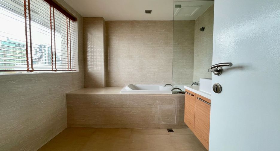For rent 4 bedrooms apartment in Khlong Toei, Bangkok