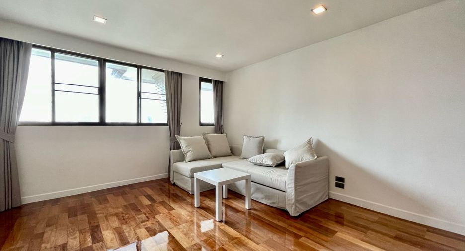 For rent 4 bedrooms apartment in Khlong Toei, Bangkok