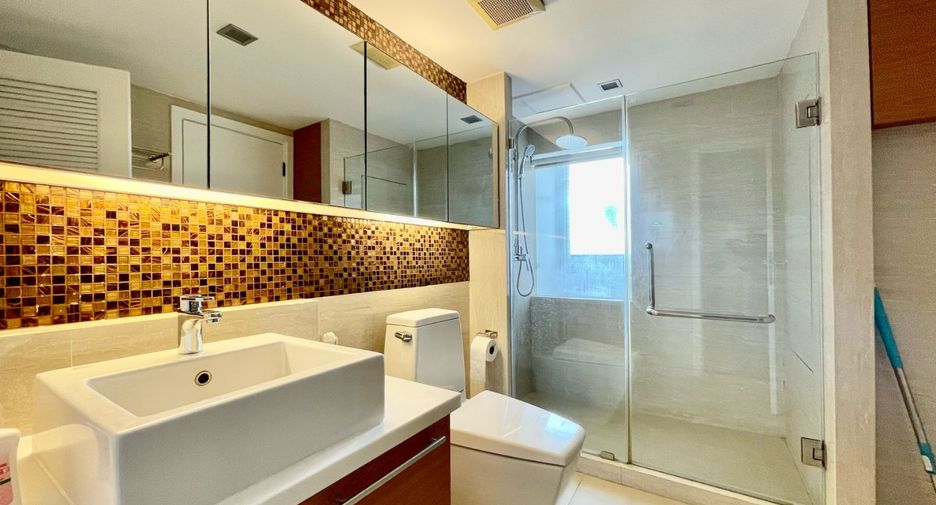 For rent 4 bedrooms apartment in Khlong Toei, Bangkok
